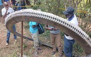 Metal Ring Falls From Sky In Kenya Village: केनियामधील गावात आकाशातून पडली रहस्यमय धातूची रिंग; स्थानिकांमध्ये भीतीचे वातावरण (Watch Video)