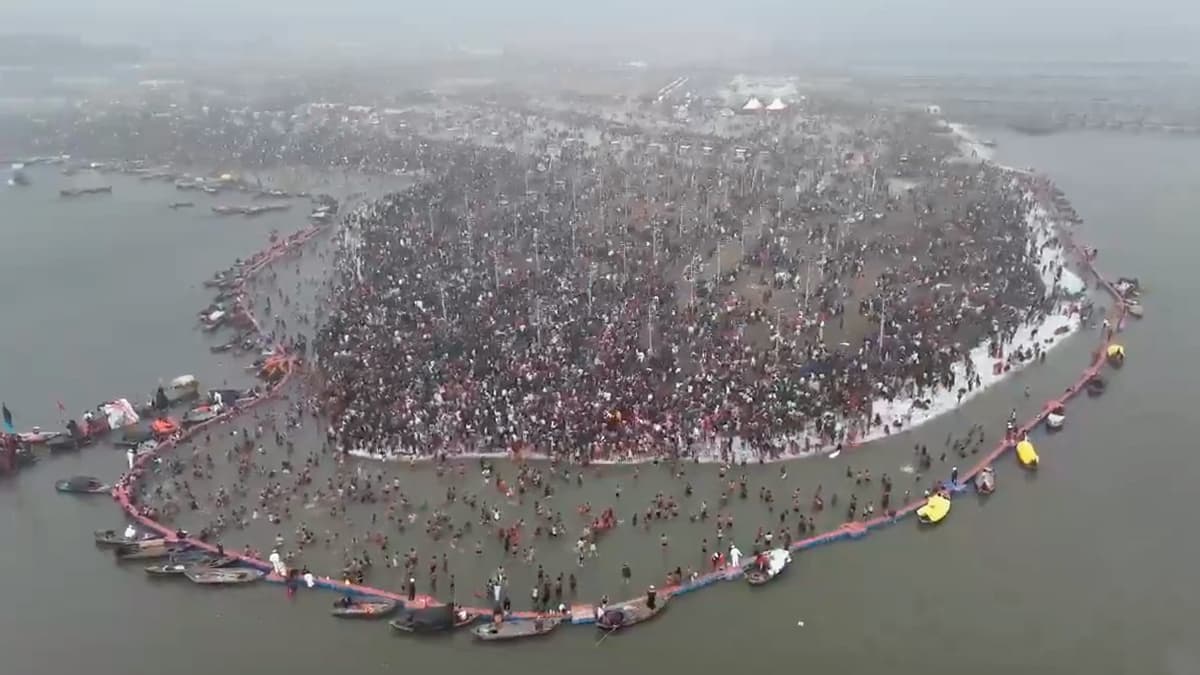 Maha Kumbh Mela 2025: महाकुंभमेळ्याच्या पहिल्या दिवशी विक्रमी 1.5 कोटी भाविकांनी केले पवित्र स्नान, पहा व्हिडिओ