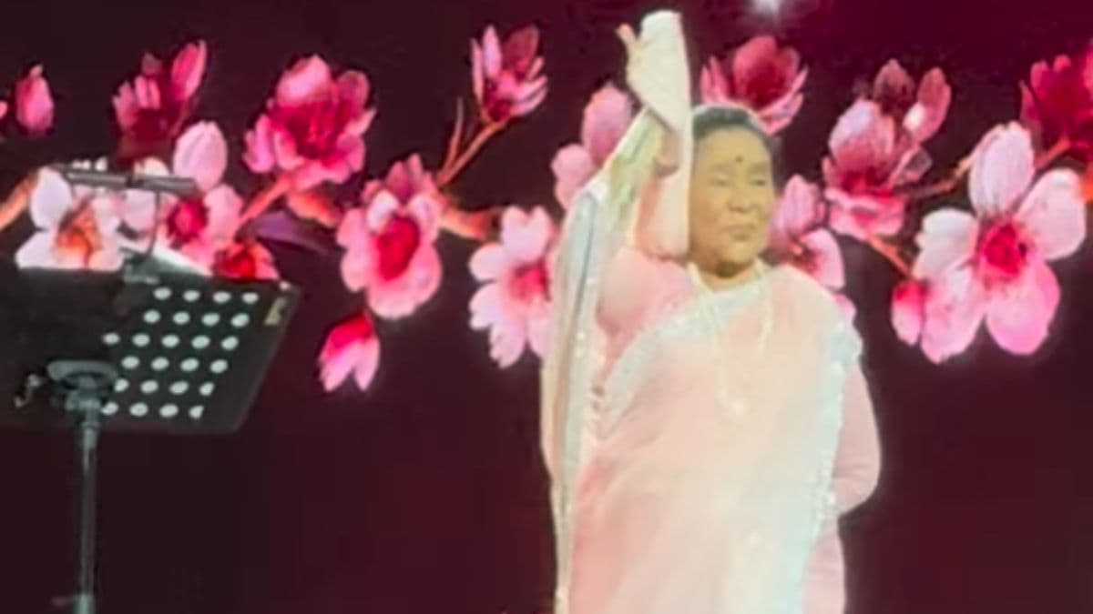 Asha Bhosle Performs Gulabi Sadi Song:  आशा भोसले यांनाही पडली संजू राठोड च्या सुपरहिट 'गुलाबी साडी...' गाण्याची  भूरळ; 91 व्या वर्षी दुबईत लाईव्ह शो मध्ये  गायलं (Watch Video)