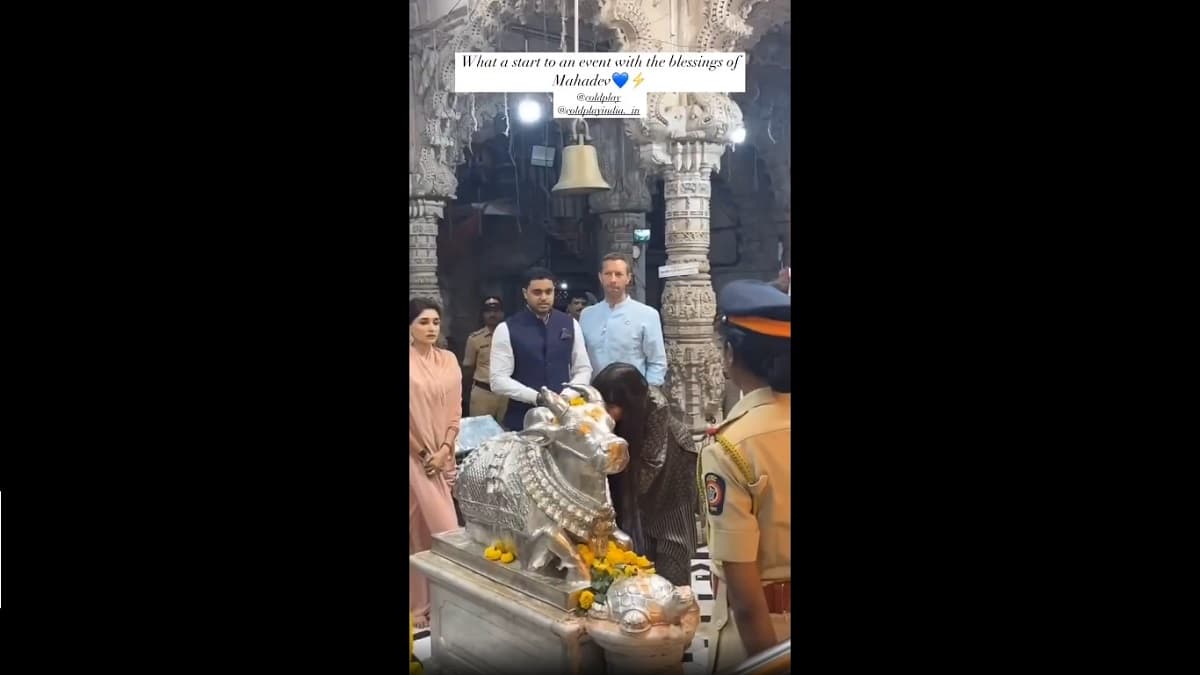 Chris Martin visits Mumbai temple: क्रिस मार्टिन आणि  डकोटा जॉन्सन यांची  शिवमंदिरास भेट, व्हिडिओ व्हायरल