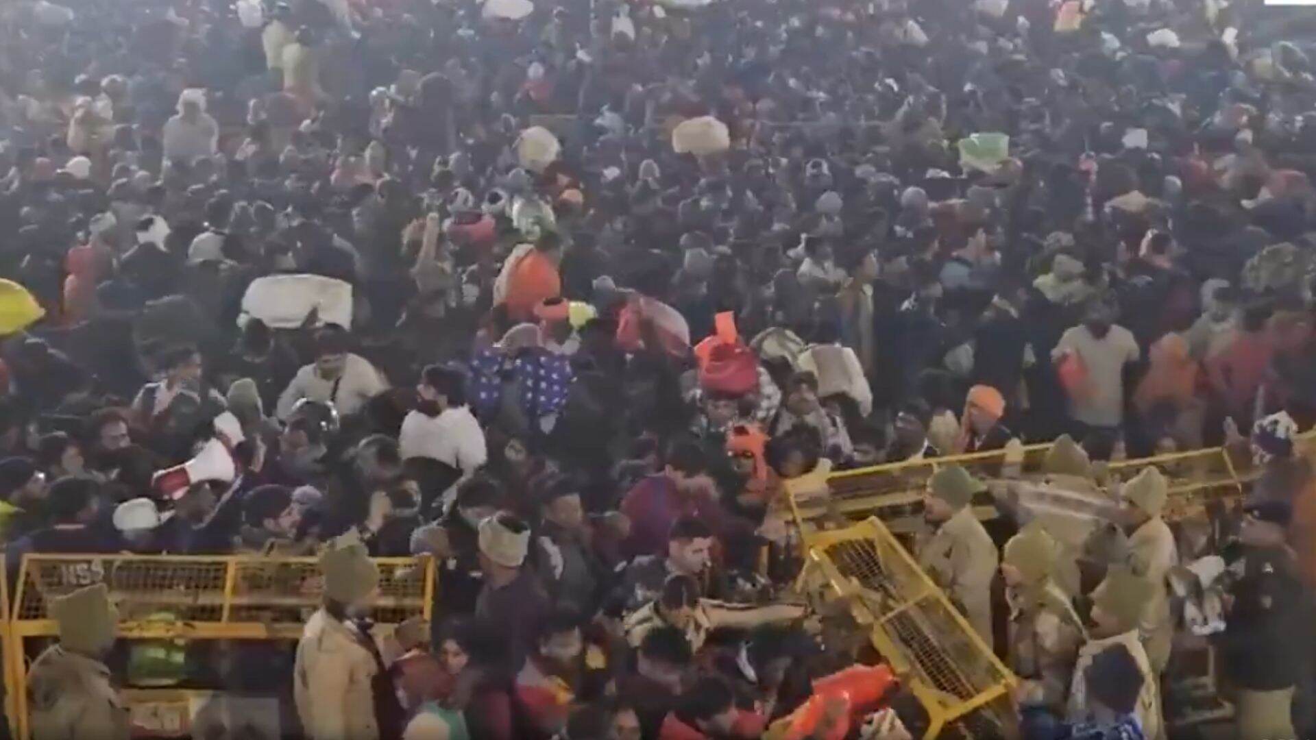 Maha Kumbh Mela 2025 Stampede: 'गर्दीत धक्काबुक्की झाली, बाहेर पडायला जागा नव्हती'; प्रत्यक्षदर्शींनी कुंभमेळ्यातील चेंगराचेंगरीची सांगितली भीषणता (Watch Video)