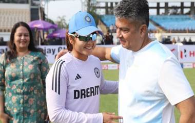 Sayali Satghare Receives Debut ODI Cap: सायली सातघरेचं भारतीय संघात पदार्पण; मानधनाकडून स्वीकारली मेडन कॅप  (See Pics)