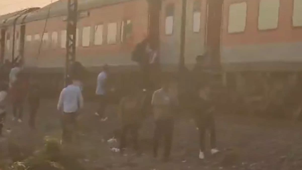 Pushpak Express Accident:  परांडा रेल्वे स्टेशन जवळ पुष्पक एक्सप्रेस च्या प्रवाशांचा गंभीर अपघात; ट्रेनमध्ये आग लागल्याच्या अफवेतून बाहेर आलेल्या प्रवाशांना कर्नाटक एक्सप्रेसने उडवलं