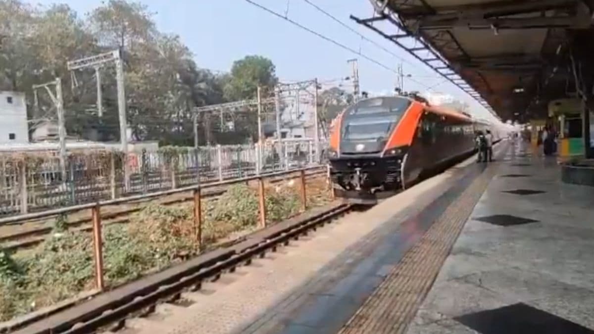 Vande Bharat Sleeper Train Trial Run in Mumbai: मुंबई-अहमदाबाद दरम्यान वंदे भारत च्या स्लीपर ट्रेनची पार पडली ट्रायल (Watch Video)