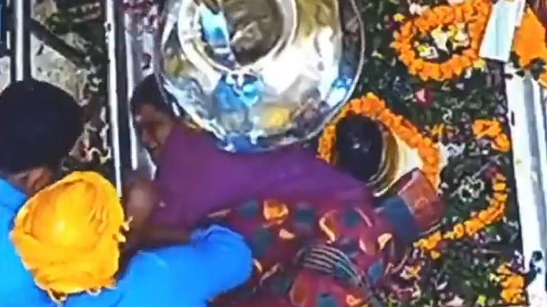 Kashi Vishwanath Temple Viral Video: काशी विश्वनाथ मंदिरामध्ये स्पर्श दर्शनाच्या वेळी 'गर्भ गृहात' पडली महिला भाविक; व्हिडिओ वायरल (Watch Video)