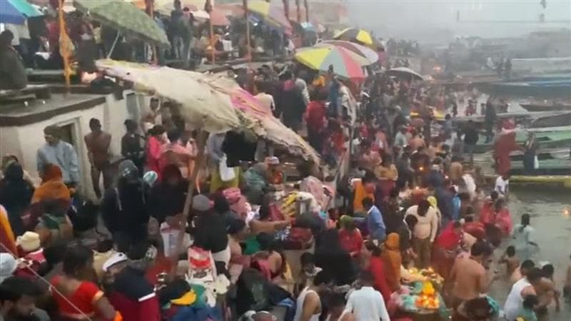 Makar Sankranti in Varanasi: वाराणसीत मकर संक्रांतीनिमित्त देशभरातून लाखो भाविकांनी गंगा नदीत केले पवित्र स्नान