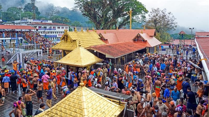 Makaravilakku Festival in Kerala: मकरविलक्कूनिमित्त केरळ येथील सबरीमाला येथे भाविकांनी केली गर्दी, राष्ट्रीय आपत्ती निवारण दलाचे जवान सुरक्षा व्यवस्थेसाठी तैनात