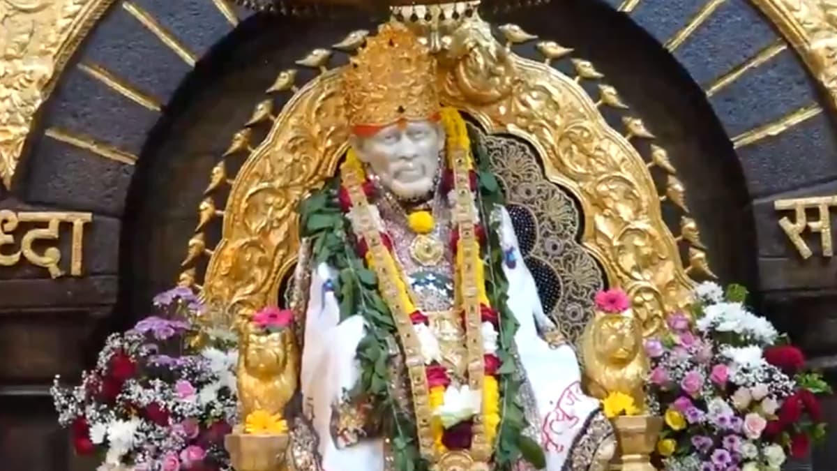 Mahashivratri 2025: महाशिवरात्रीनिमित्त शिर्डी येथे Sai Baba Temple मध्ये फुलांची आकर्षक सजावट; मोठ्या संख्येने भाविकांची गर्दी (video)