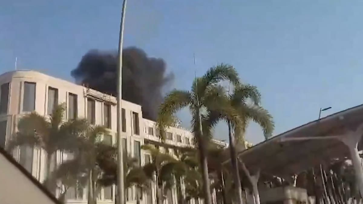 Fire At Hotel Near Mumbai Airport: मुंबई विमानतळाजवळील हॉटेलमध्ये भीषण आग (Watch Video)