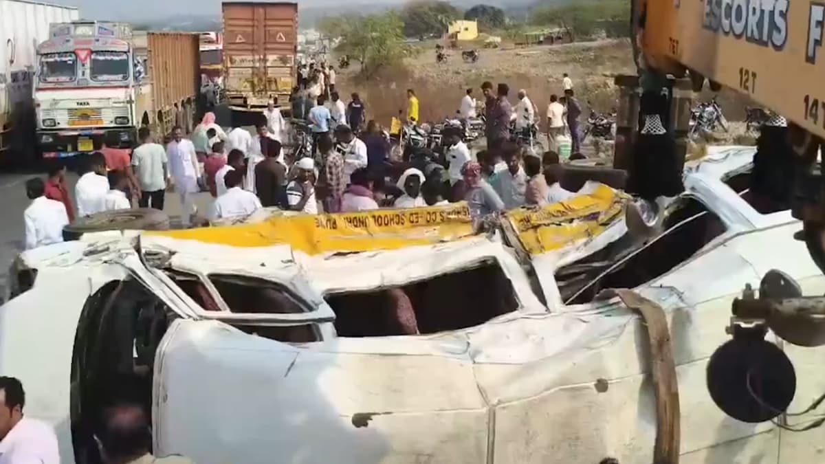 Solapur Accident: सोलापूरमधील मोहोळ येथे मिनी बस आणि कंटेनरच्या धडकेत भीषण अपघात, तिघांचा मृत्यू,15 जखमी