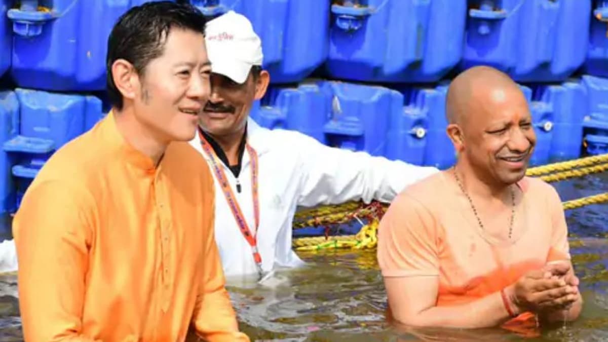 Mahakumbh 2025: उत्तर प्रदेशचे मुख्यमंत्री Yogi Adityanath आणि भूतानचे राजा Jigme Khesar Namgyel Wangchuck यांचे त्रिवेणी संगमात स्नान; अक्षयवटचे दर्शन घेतल्यानंतर, हनुमान मंदिरात पूजा (See Photo)