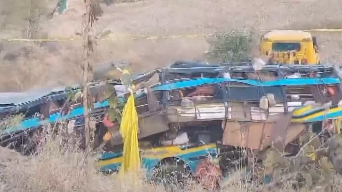 Bus Falls Into Gorge On Nashik-Gujarat Highway: नाशिक-गुजरात महामार्गावर लक्झरी बस दरीत कोसळली; 7 यात्रेकरूंचा मृत्यू, 15 जखमी