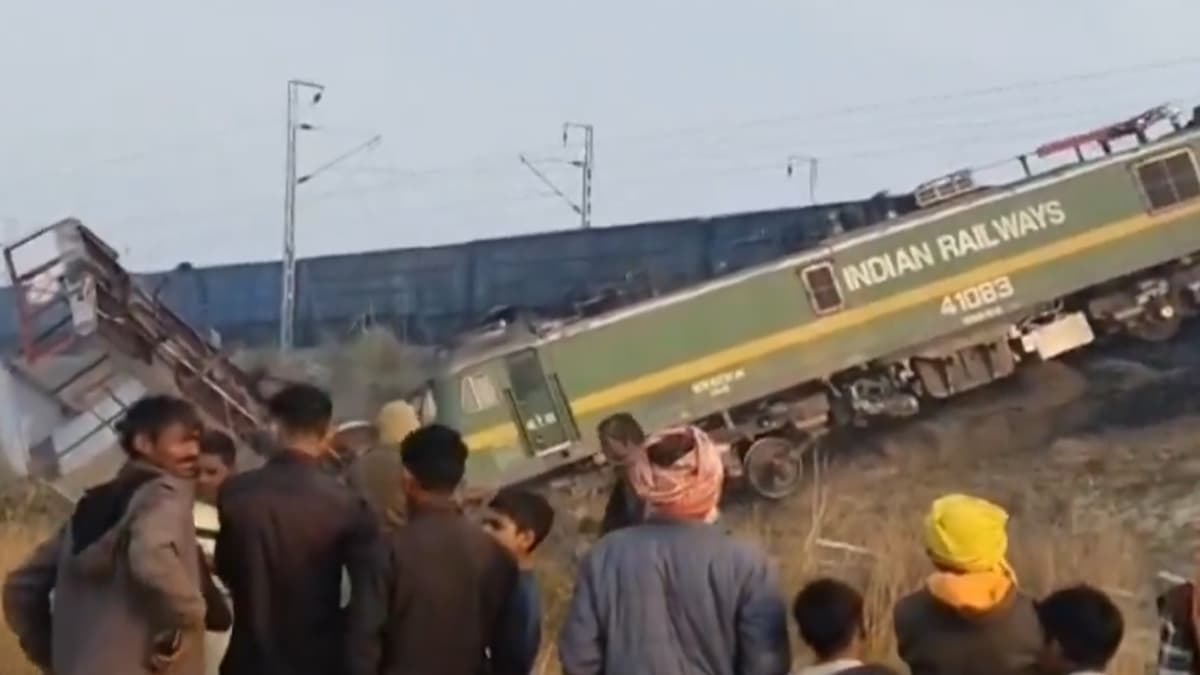 UP Train Derailment: उत्तर प्रदेशमधील पंभीपूरमध्ये 2 मालगाड्या रुळावरून घसरल्या; आपत्कालीन पथके घटनास्थळी दाखल (Video)