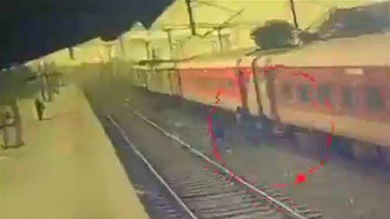 Teacher Killed While Trying to Board Moving Train: चालत्या ट्रेनमध्ये चढण्याचा प्रयत्न करताना शिक्षकाचा मृत्यू (Watch Video)