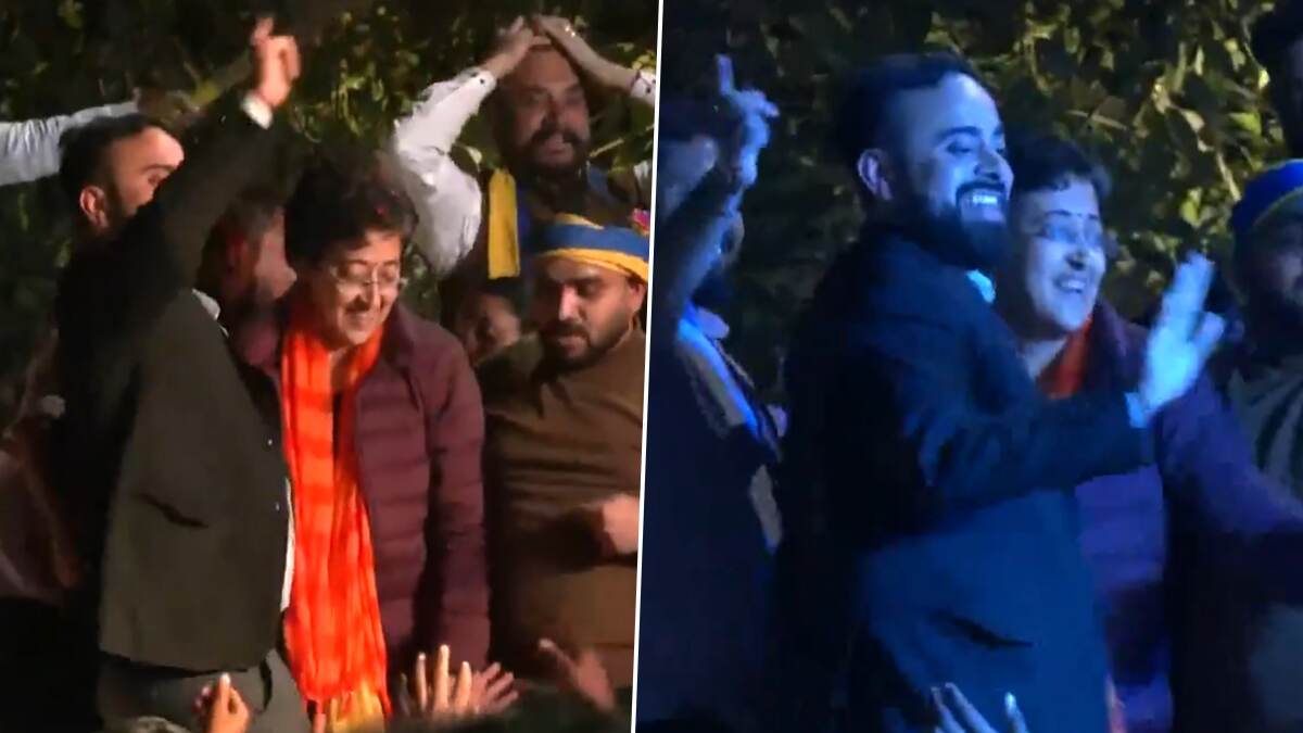 Atishi Dance Video:  दिल्लीच्या कालकाजी मतदारसंघातून निवडणूक जिंकल्यानंतर आप उमेदवार आतिशी यांनी आपल्या समर्थकांसोबत केला डान्स (Watch Video)