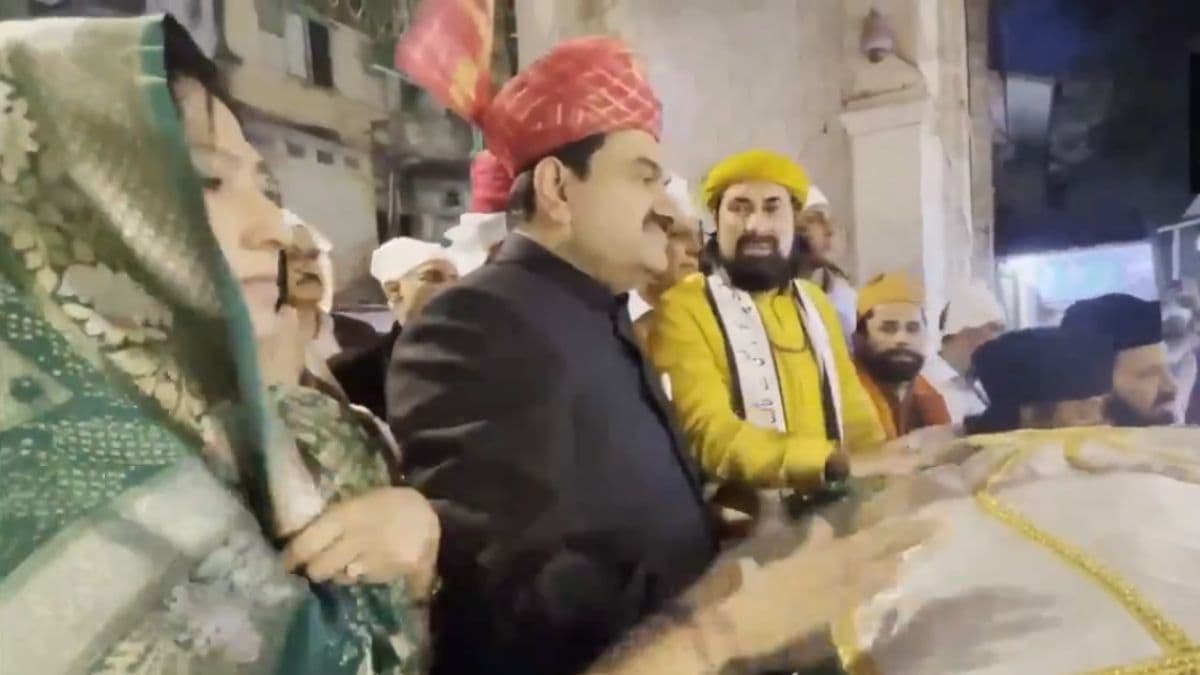 Adani Group Chairperson Gautam Adani पत्नी सह पोहचले Ajmer Sharif Dargah ला