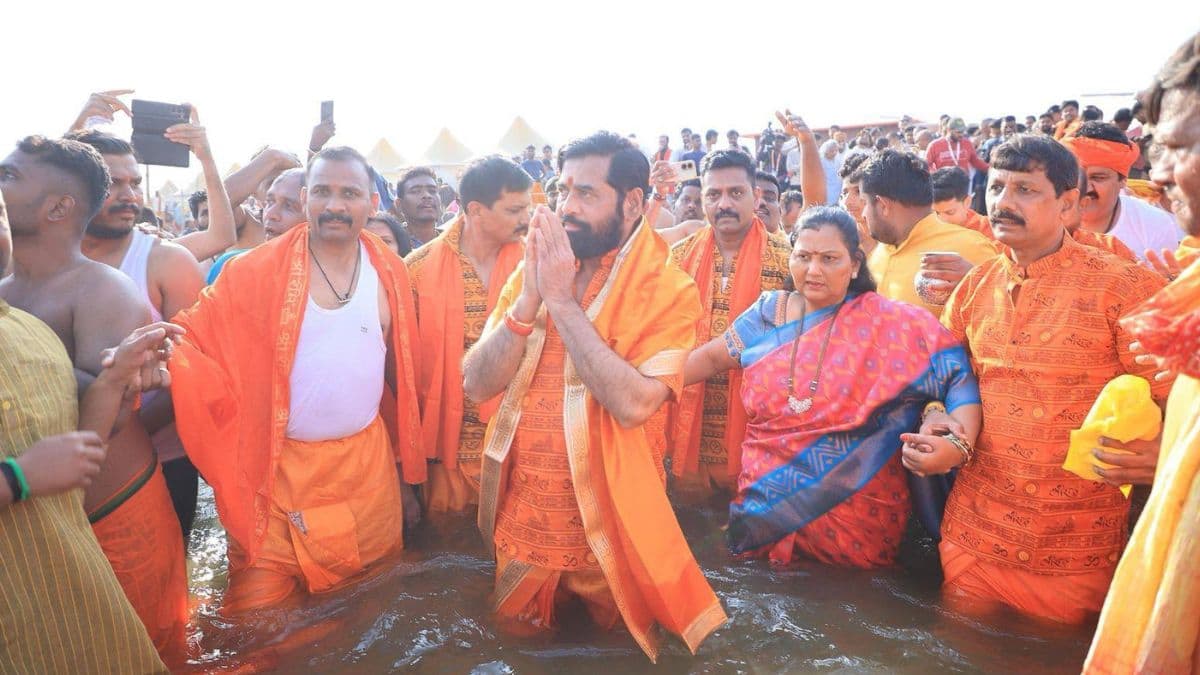 Maha Kumbh 2025: महाराष्ट्राचे उपमुख्यमंत्री Eknath Shinde यांनी प्रयागराज येथील त्रिवेणी संगमात केले पवित्र स्नान