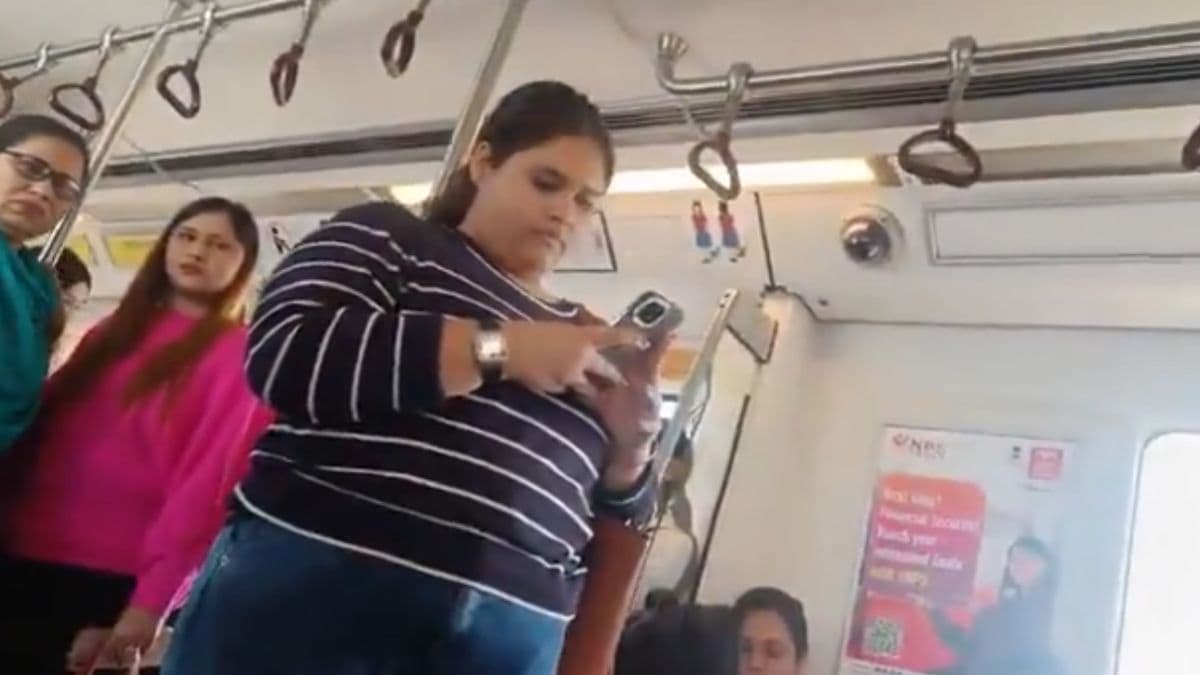 Delhi Metro Fight Video: 'तू 50 वर्षांची दिसतेस, बघ जरा स्वतःकडे'; दिल्ली मेट्रोमध्ये क्षुल्लक कारणावरून महिलांमध्ये वाद, 20 वर्षांच्या मुलीच्या तब्येतीवर अपमानास्पद टीका (Watch)