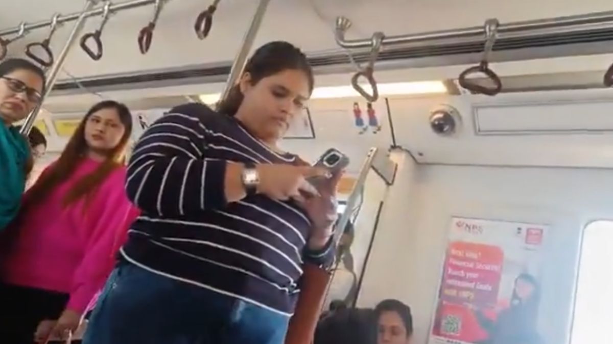 Delhi Metro Fight Video: 'तू 50 वर्षांची दिसतेस, बघ जरा स्वतःकडे'; दिल्ली मेट्रोमध्ये क्षुल्लक कारणावरून महिलांमध्ये वाद, 20 वर्षांच्या मुलीच्या तब्येतीवर अपमानास्पद टीका (Watch)