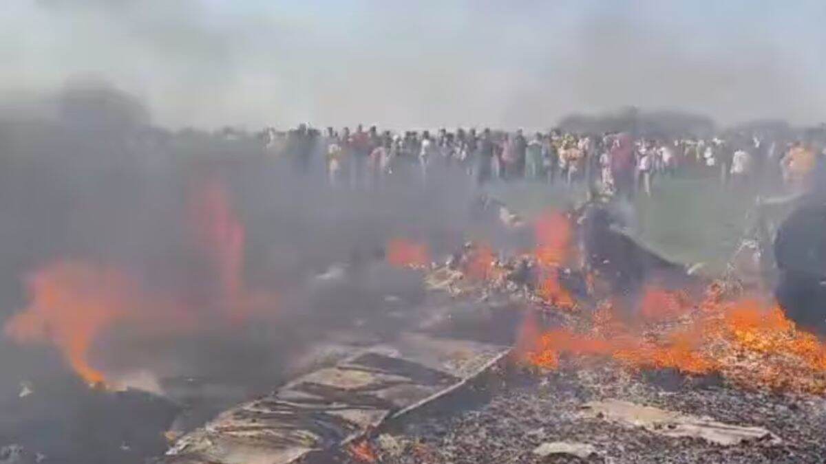 IAF Plane Crash in Shivpuri: मध्य प्रदेश मध्ये Mirage 2000 Fighter Aircraft चा भीषण अपघात; पायलट सुरक्षित  (Watch Video)