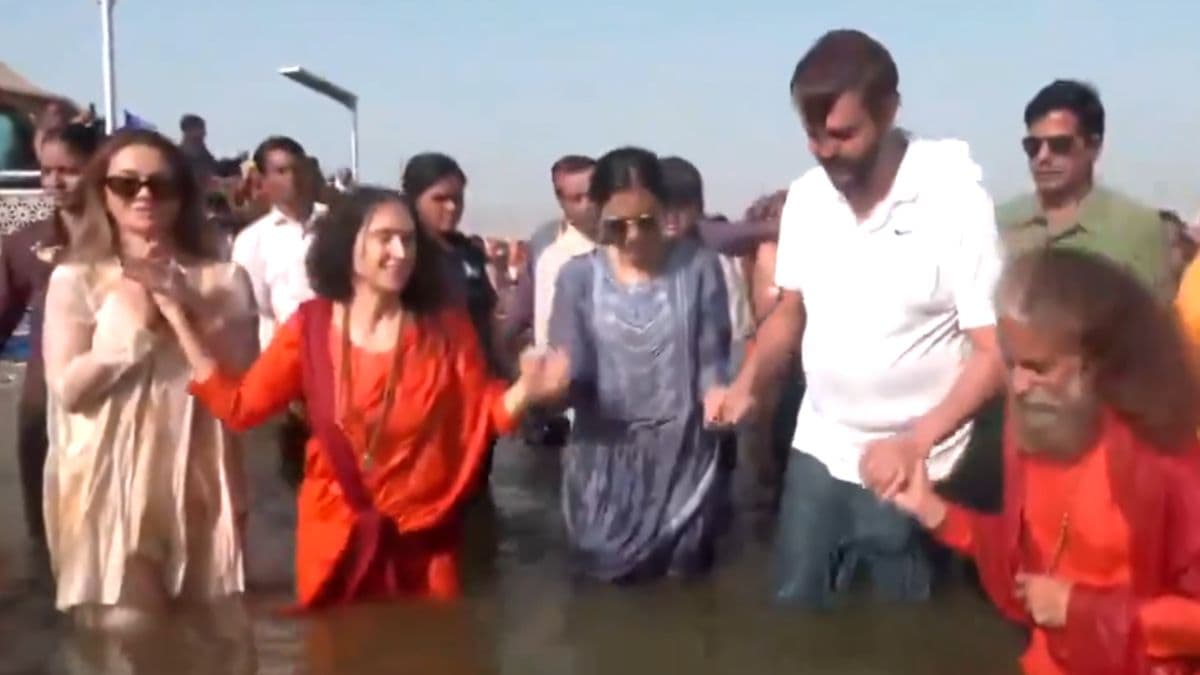 Maha Kumbh 2025 in Prayagraj: ईशा अंबानी पती Anand Piramal सह पोहचली कुंभमेळ्यात; त्रिवेणी संगमावर मारली पाण्यात डुबकी (Watch Video)