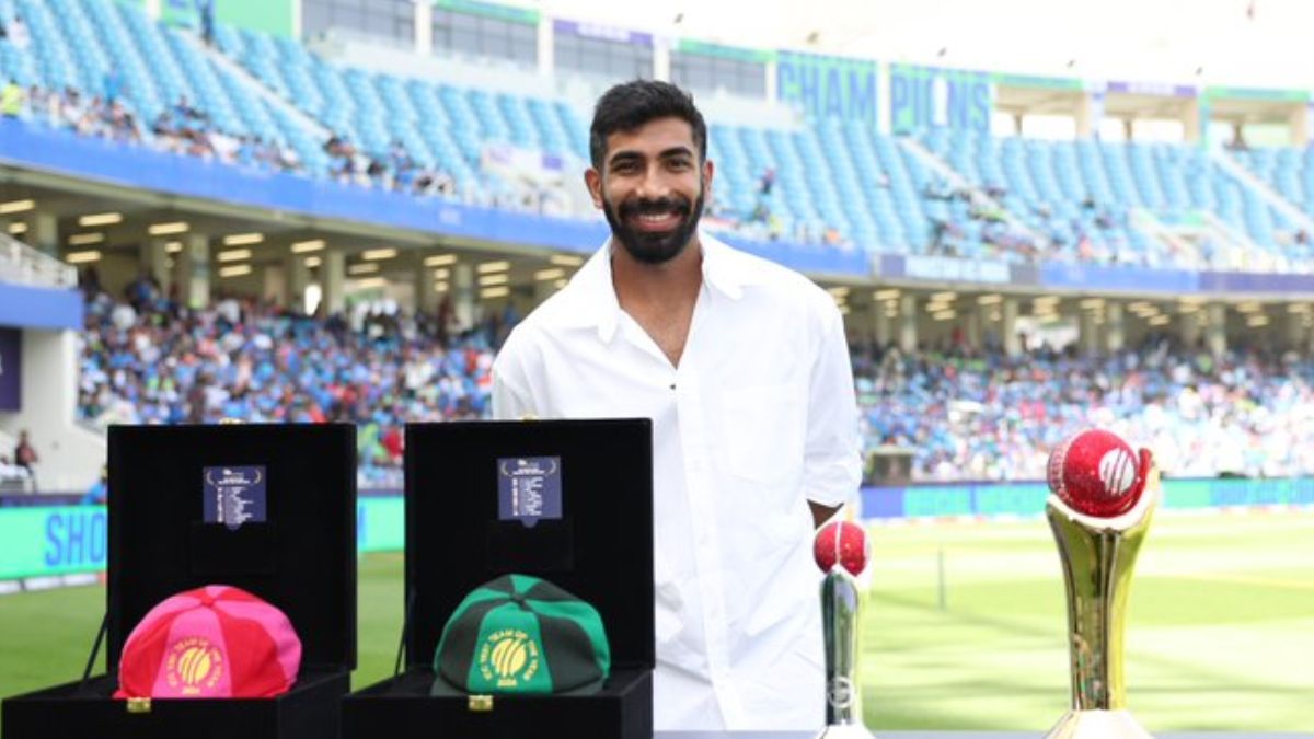 Jasprit Bumrah Receives His ICC Awards: भारत विरुद्ध पाकिस्तान चॅम्पियन्स ट्रॉफी सामन्यापूर्वी, जसप्रीत बुमराहला आयसीसी पुरस्कार आणि टीम ऑफ द इयर 2024 कॅप्स मिळाली (See Photo)