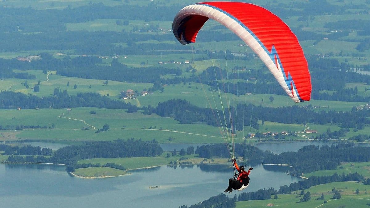 Student Paraglides to College in Satara:  ट्राफिक टाळून परीक्षेला पोहचण्यासाठी Paragliding करत विद्यार्थ्याने गाठलं कॉलेज; सातार्‍यातील तरूणाचा व्हिडिओ वायरल (Watch Video)