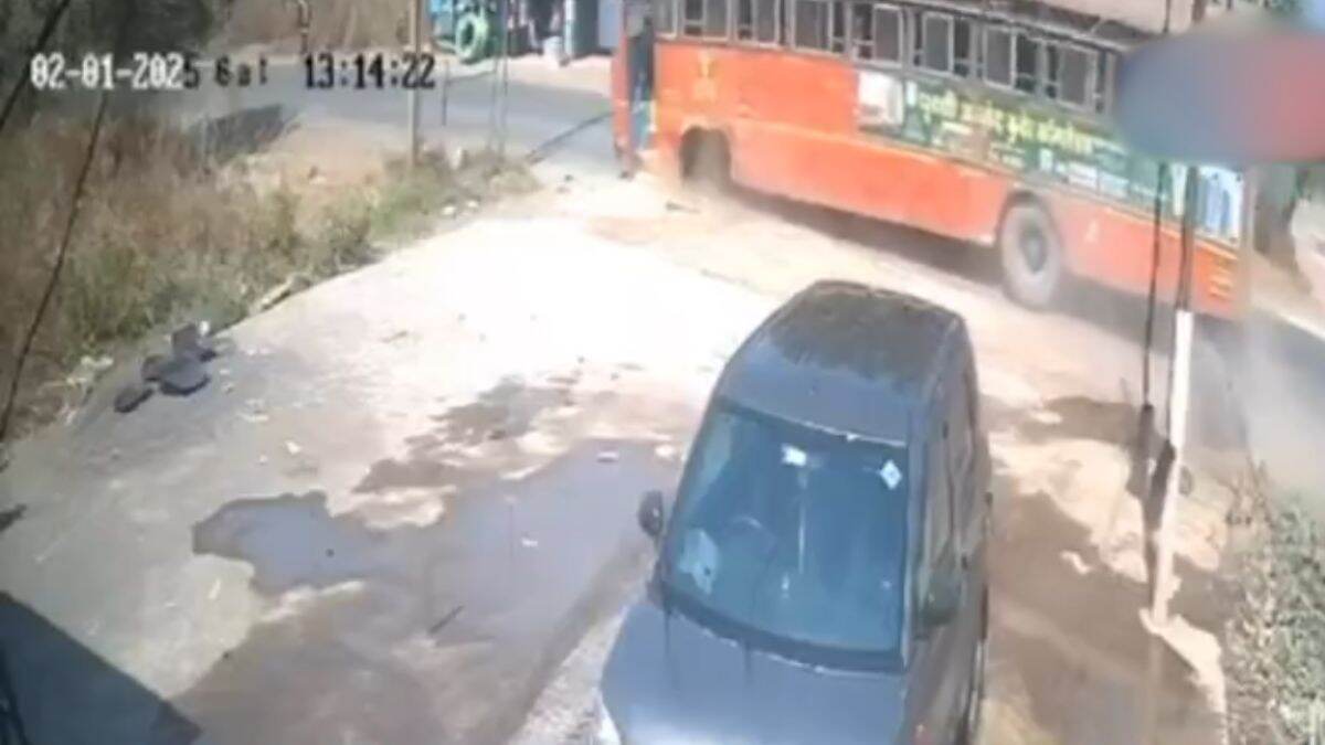 ST Bus Accident CCTV Footage: धावत्या MSRTC एसटी बसचे चाक निखळले, 30 प्रवाशी थोडक्यात बचावले; वज्रेश्वरी-वसई मार्गावरील घटना