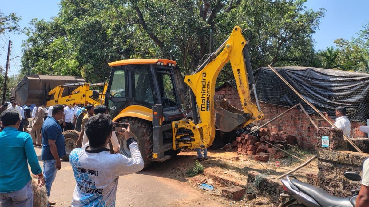 Bulldozer Action Against Scrap Shop: भारत विरुद्ध पाकिस्तान चॅम्पियन्स ट्रॉफी सामन्यादरम्यान मालवणमध्ये दिल्या 'पाकिस्तान जिंदाबाद'च्या घोषणा; भंगार दुकानावर बुलडोझर कारवाई