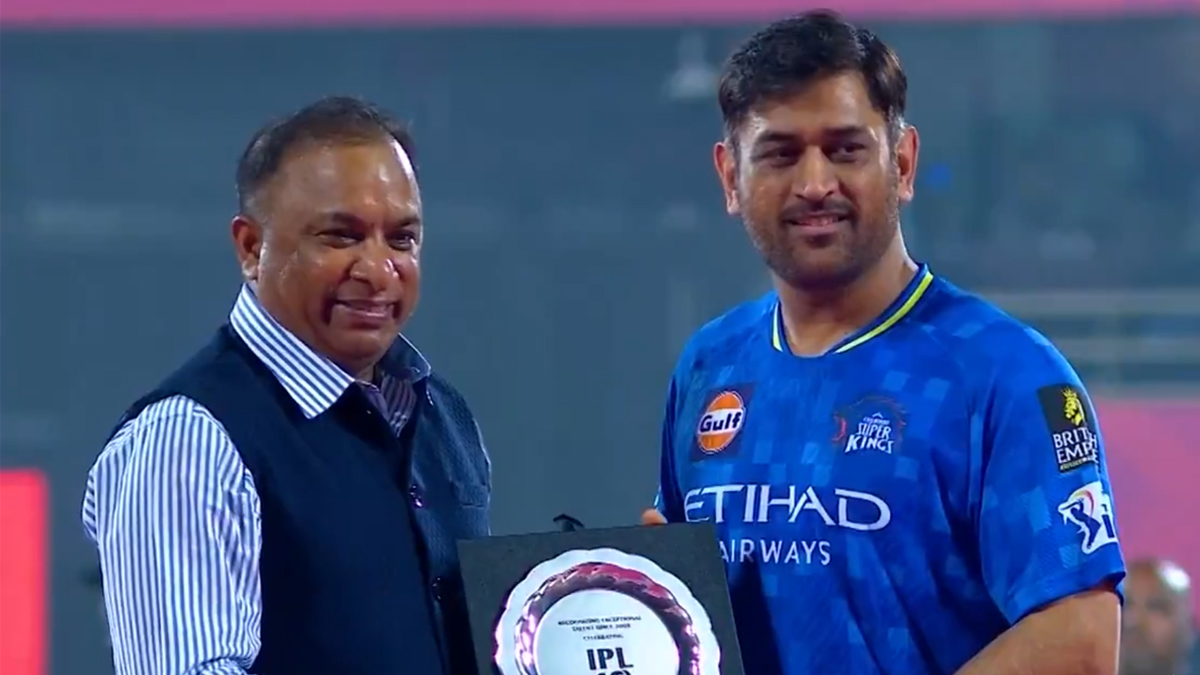 गुवाहाटीमध्ये बीसीसीआयचे सचिव देवजीत सैकिया यांच्याकडून MS Dhoni ला 'IPL 18' स्मृतिचिन्ह देऊन सन्मानित (Video)
