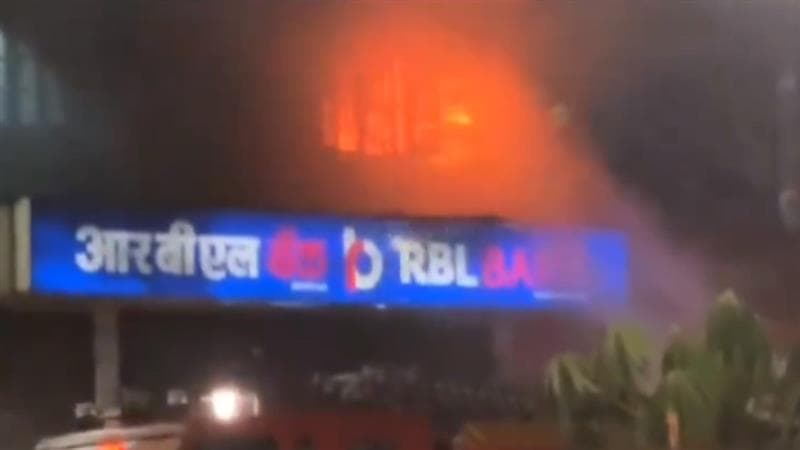 Fire At Roopam Showroom In Mumbai: चॅम्पियन्स ट्रॉफीच्या विजयाचा आनंद साजरा करताना फटाक्यांची आतषबाजीदरम्यान मुंबईतील क्रॉफर्ड मार्केटजवळील रूपम शोरूमला आग