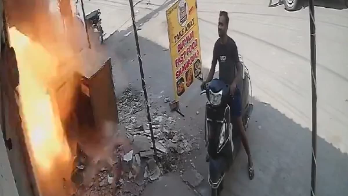 Blast Caught on Camera in Hyderabad: बेकायदेशीर गॅस-सिलिंडर विक्री दुकानात स्फोट; मालक गंभीर जखमी (Watch Video)