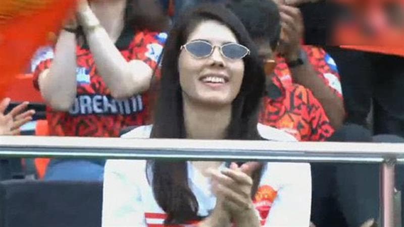 Kavya Maran Smiles During SRH vs RR IPL 2025 Match: पॉवरप्लेमध्ये अभिषेक शर्मा, ट्रॅव्हिस हेड, इशान किशन यांच्या शानदार सुरुवात; सनरायझर्स हैदराबादची मालकीण काव्या मारनचा आनंद गगनात मावेना (Pic)