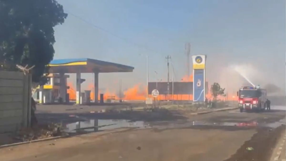 Kutch Fire: गांधीधाम भरूच महामार्गावरील पेट्रोल पंपाजवळ लाकूड कंपनीत भीषण आग (Watch Video)