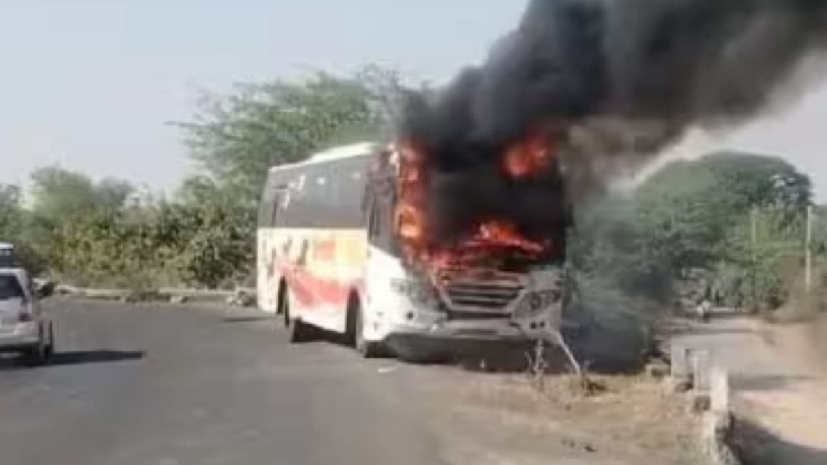 Shivshahi Bus Caught Fire: अमरावती यवतमाळ रस्त्यावर शिवशाही बसला आग; थोडक्यात बचावले प्रवासी (Watch Video)