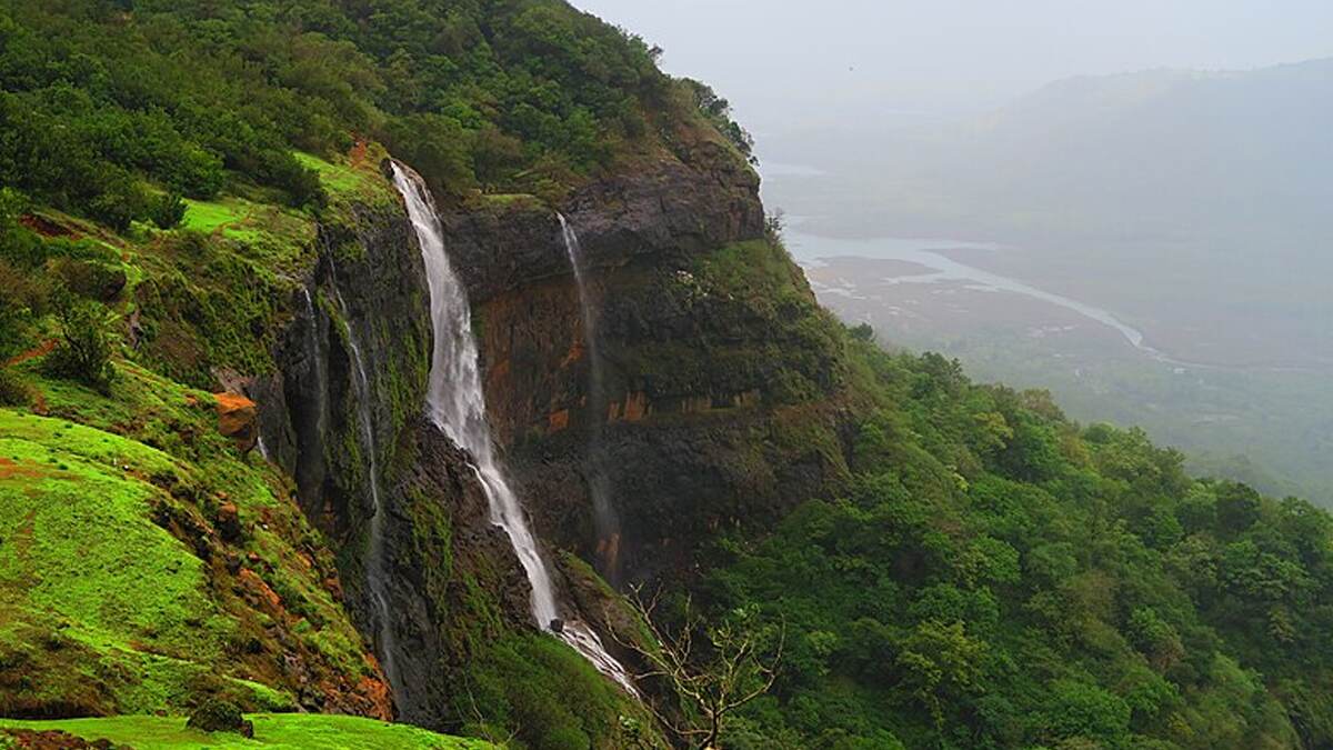 Matheran Tourism: घोडेस्वारांकडून जास्त भाडे आकार,  स्थानिकांनी अनिश्चित काळासाठी बंदची हाक, माथेरान पर्यटनाला फटका
