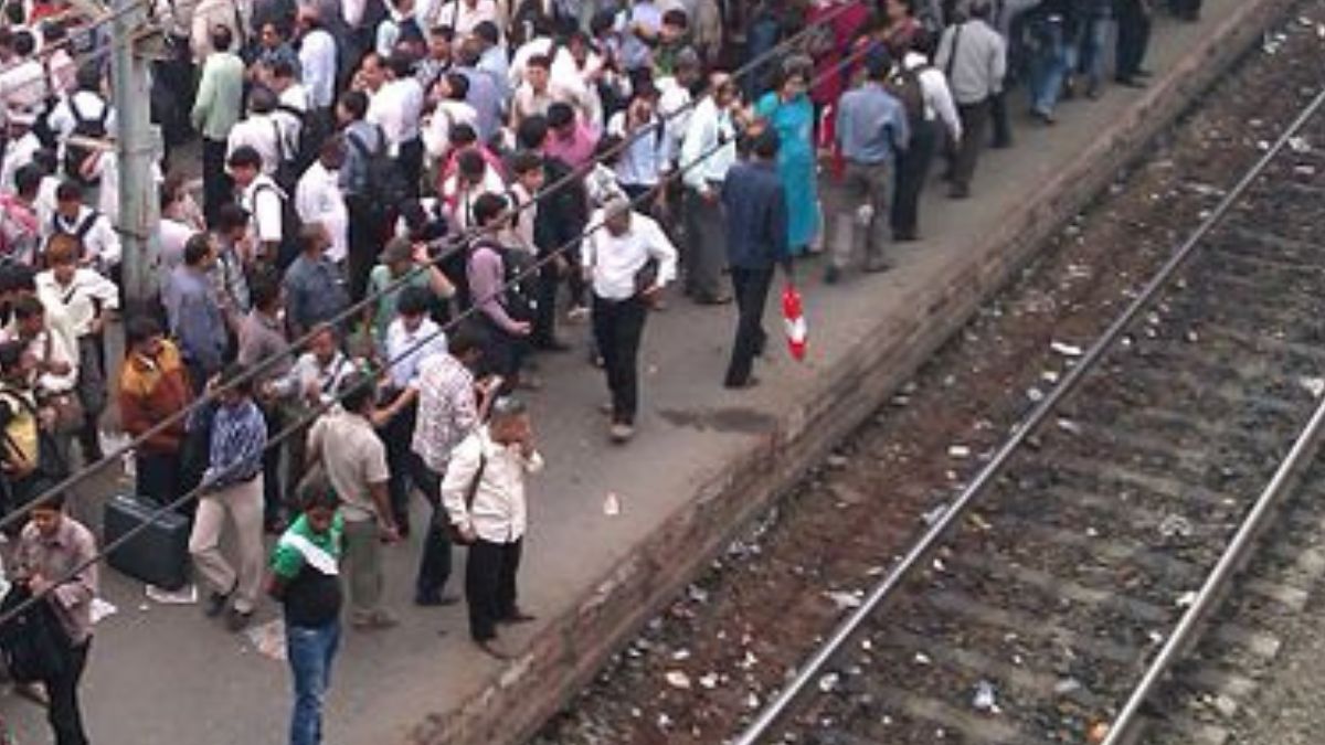 Platform Tickets Restrictions: होळीच्या सणानिमित्त प्रवाशांची प्लॅटफॉर्म वरील गर्दी नियंत्रित ठेवण्यासाठी प्लॅटफॉर्म तिकीटांच्या विक्रीवर निर्बंध; पहा कोणत्या स्थानकावर नियम लागू