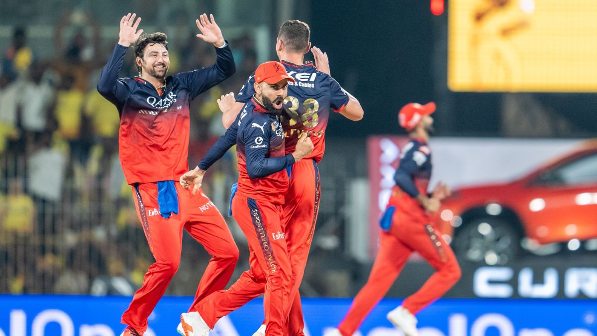 KKR vs RCB TATA IPL 2025 Mini Battle: कोलकाता नाईट रायडर्स विरुद्ध रॉयल चॅलेंजर्स बंगळुरू यांच्यातील सामन्यापूर्वी दोन्ही संघातील मिनी लढाईत जाणून घ्या; वरुण चक्रवर्ती आणि फिल सॉल्ट ठरू शकतात एकमेकांसाठी घातक