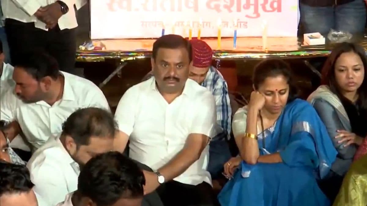 Sarpanch Santosh Deshmukh Murder Case: सरपंच संतोष देशमुख यांच्या हत्या प्रकरणी NCP-SCP leader Supriya Sule यांनी व्यक्त केला मूक निषेध