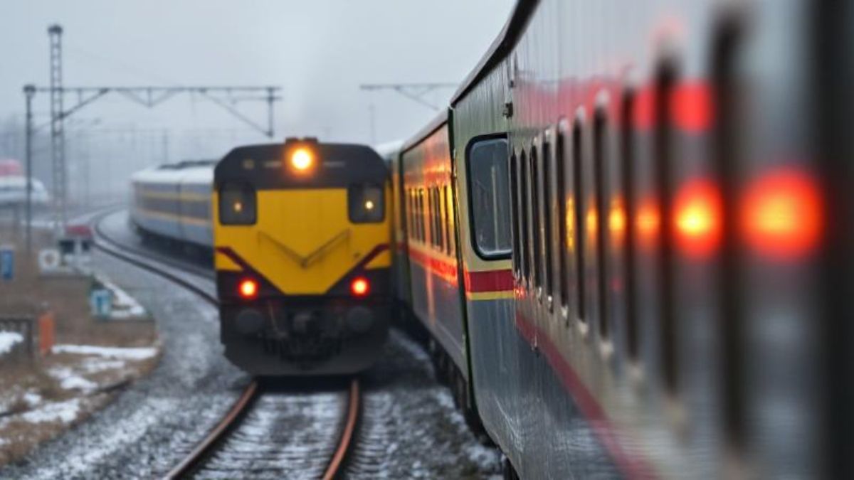BLA Hijacks Jaffar Express in Pakistan: बलुच लिबरेशन आर्मीकडून पाकिस्तानातील जाफर एक्सप्रेसचे अहपरण; 120 जण ओलिस ठेवल्याचे वृत्त