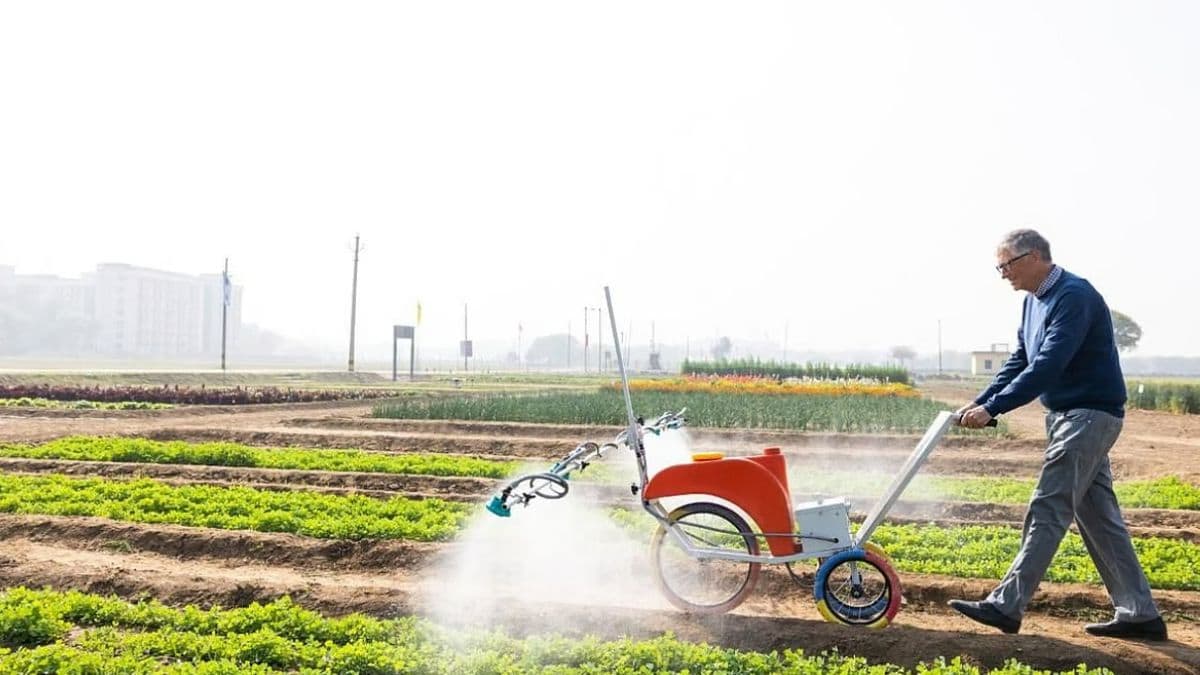 Innovative Pesticide Sprayer: महाराष्ट्रातील निओ फार्मटेकने तयार केले नाविन्यपूर्ण कीटकनाशक फवारणी यंत्र; Bill Gates यांनी आजमावला हात