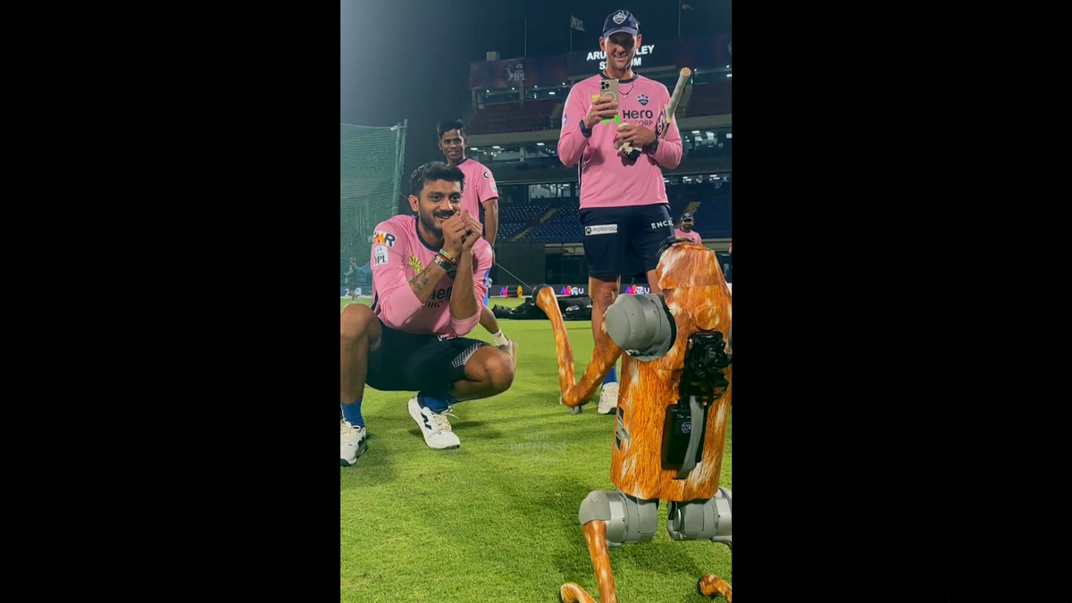 Axar Patel with Robot Champak Dog: 'गुजराती समझता है?', आयपीएलमधील प्रसिद्ध रोबोट श्वान 'चंपक' सोबत अक्षर पटेलचा मजेदार संवाद (Watch Video)