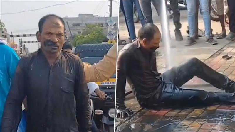 Thief Caught Hiding In Gutter: लातूरमध्ये पोलिसांना चकवा देण्यासाठी चोर नाल्यात लपला! अटक करण्यापूर्वी पोलिसांनी आरोपीला कार वॉशिंग सेंटरमध्ये घातली अंघोळ