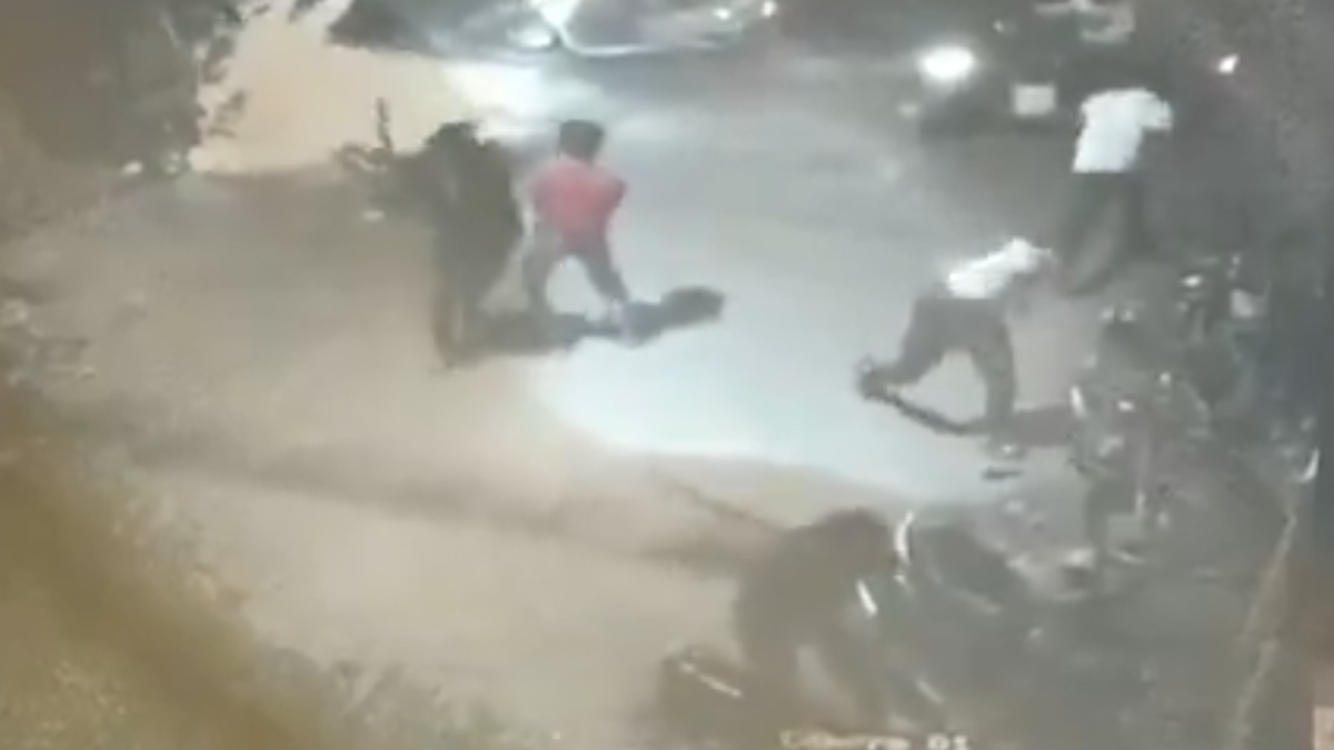Koyta Gang In Pune: पुण्यात कोयता गँगची दहशत! कोंढव्यात डझनहून अधिक वाहनांची केली तोडफोड (Watch Video)