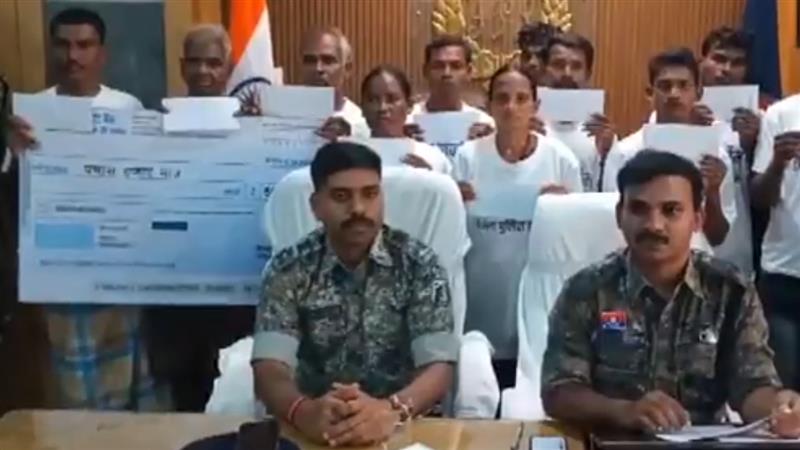 Naxals Surrender in Sukma District: सुकमा जिल्ह्यात 33 नक्षलवाद्यांचे सुरक्षा दलांसमोर आत्मसमर्पण