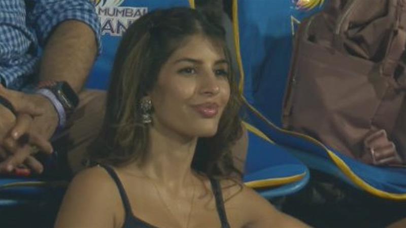 Who Is Jasmin Walia?: हार्दिक पांड्याच्या रूमर गर्लफ्रेंड ची मुंबई विरुद्ध केकेआरच्या सामन्यात हजेरी; स्टँडवरून फ्लाइंग किस, संघाला चिअर करताना दिसली