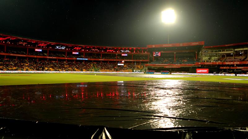 RCB vs PBKS Match, IPL 2025: पाऊस थांबला! ग्राउंड स्टाफकडून मैदान खेळण्यासाठी तयार करण्याचे काम सुरू; सामना लवकरच सुरू होण्याची शक्यता