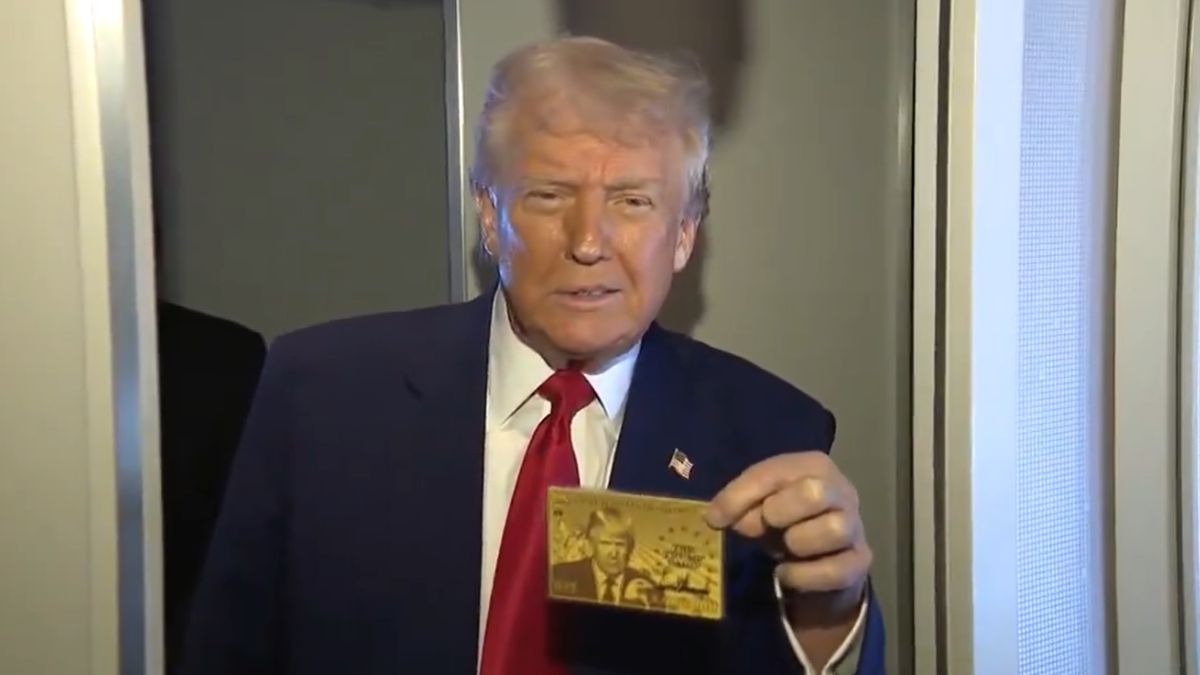 USA Gold Card: डोनाल्ड ट्रम्प दाखवली 'गोल्ड कार्ड' ची पहिली झलक; किंमत 43 कोटी रुपये, जाणून घ्या मिळणारे फायदे व कधी पासून खरेदी करू शकाल