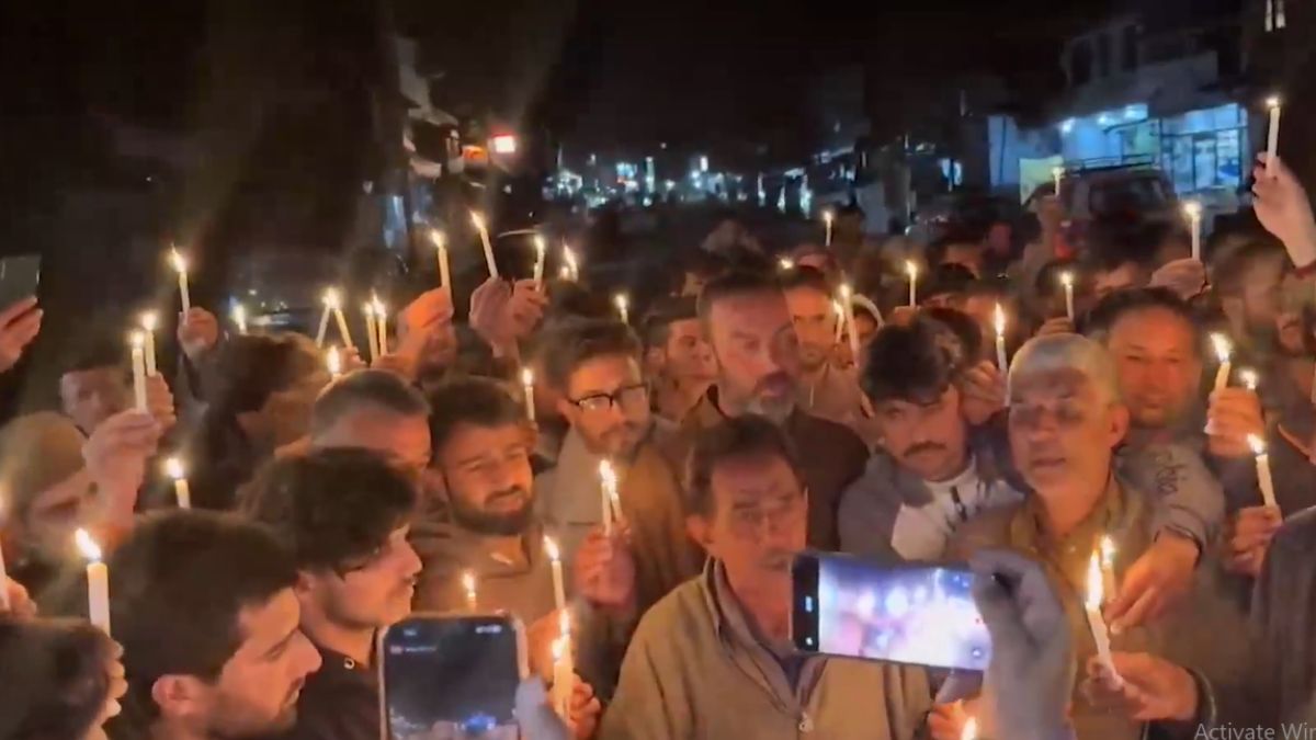 Candlelight March in Pahalgam: पहेलगाम मध्ये पर्यटकांवर हल्ल्याच्या निषेधार्थ स्थानिकांचा कॅन्डल मार्च (Watch Video)