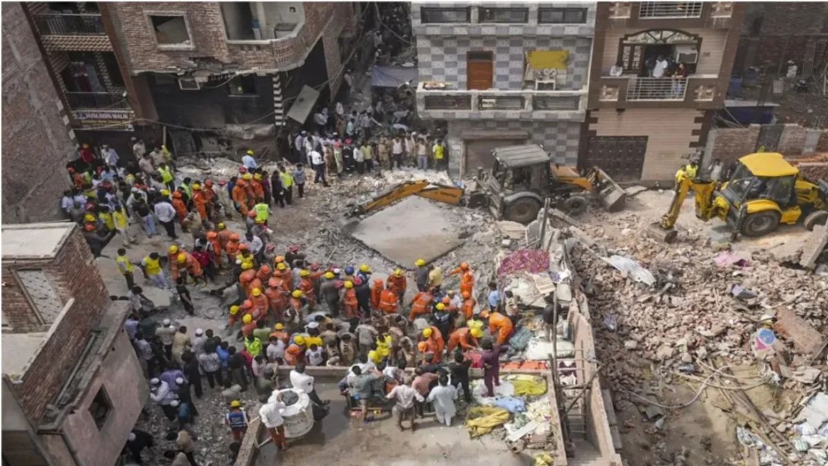 Delhi Building Collapse: पूर्व दिल्लीतील मुस्तफाबादमध्ये 6 मजली इमारत कोसळली; मृतांची संख्या 11 वर पोहोचली, बचावकार्य सुरू